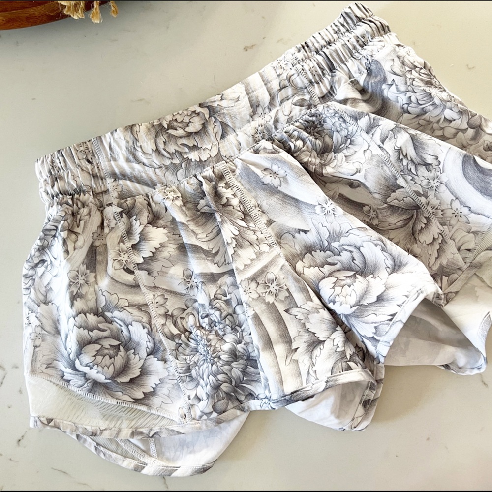 LULULEMON Hotty Hot Shorts II Mini Twine White Multi 4 reg 2.5”